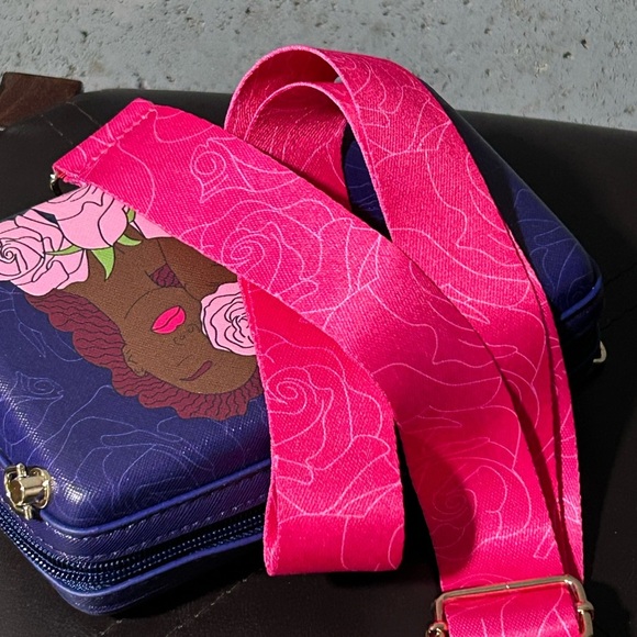 #030 Camera /Crossbody/Clutch - Purple/Pink Floral Design W/Strap - Izzy & Liv - Picture 5 of 5